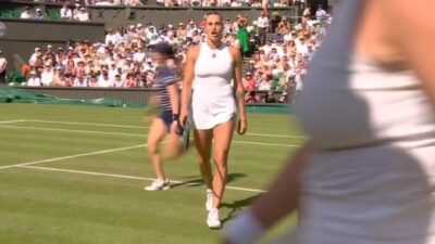 Aryna Sabalenka talking towards Amanda Anisimova