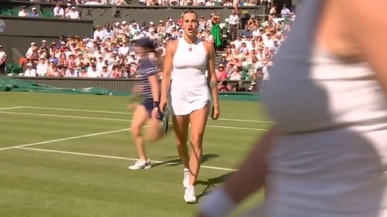 Aryna Sabalenka talking towards Amanda Anisimova