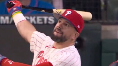 Kyle Schwarber watching a home run