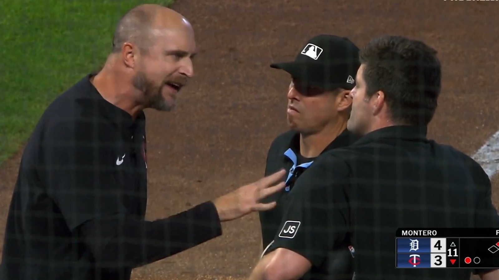 Rocco Baldelli confronting the umpires