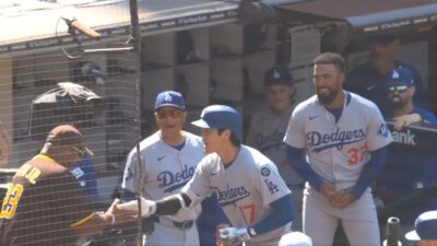 Shohei Ohtani high-fiving a heckler