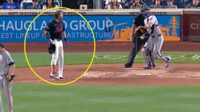 Jeff McNeil yelling at an umpire