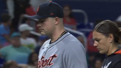 Tarik Skubal leaving the game with a trainer