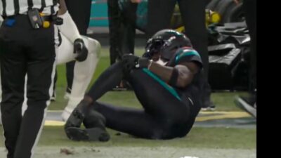 Tyreek Hill holding his knee