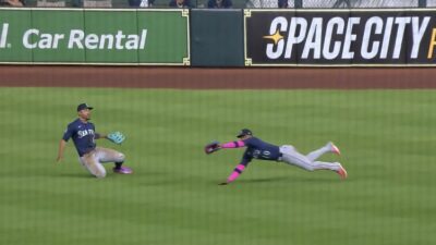 Mariners outfielder Victor Robles makes a diving catch to beat the Astros