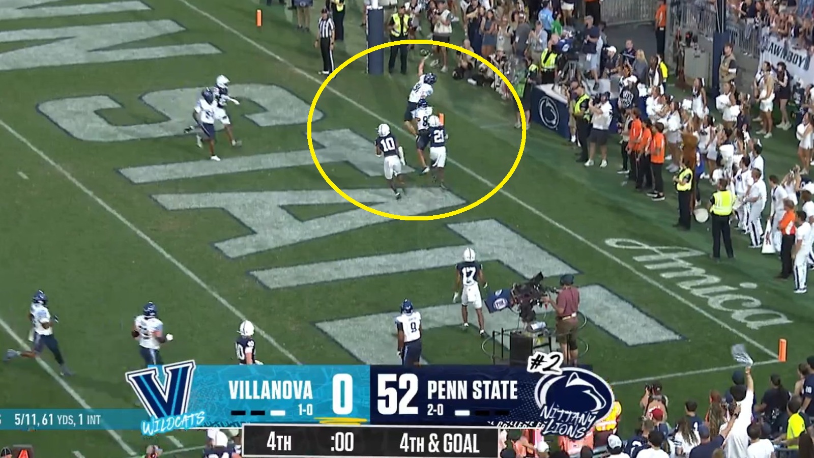 A Villanova player making a one-handed catch