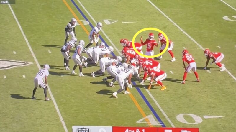 Patrick Mahomes changes a play at the line of scrimmage
