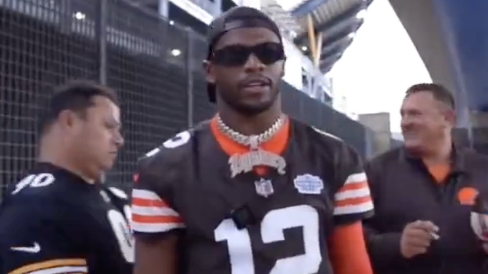 Shilo Sanders pretends to be his brother Shedeur