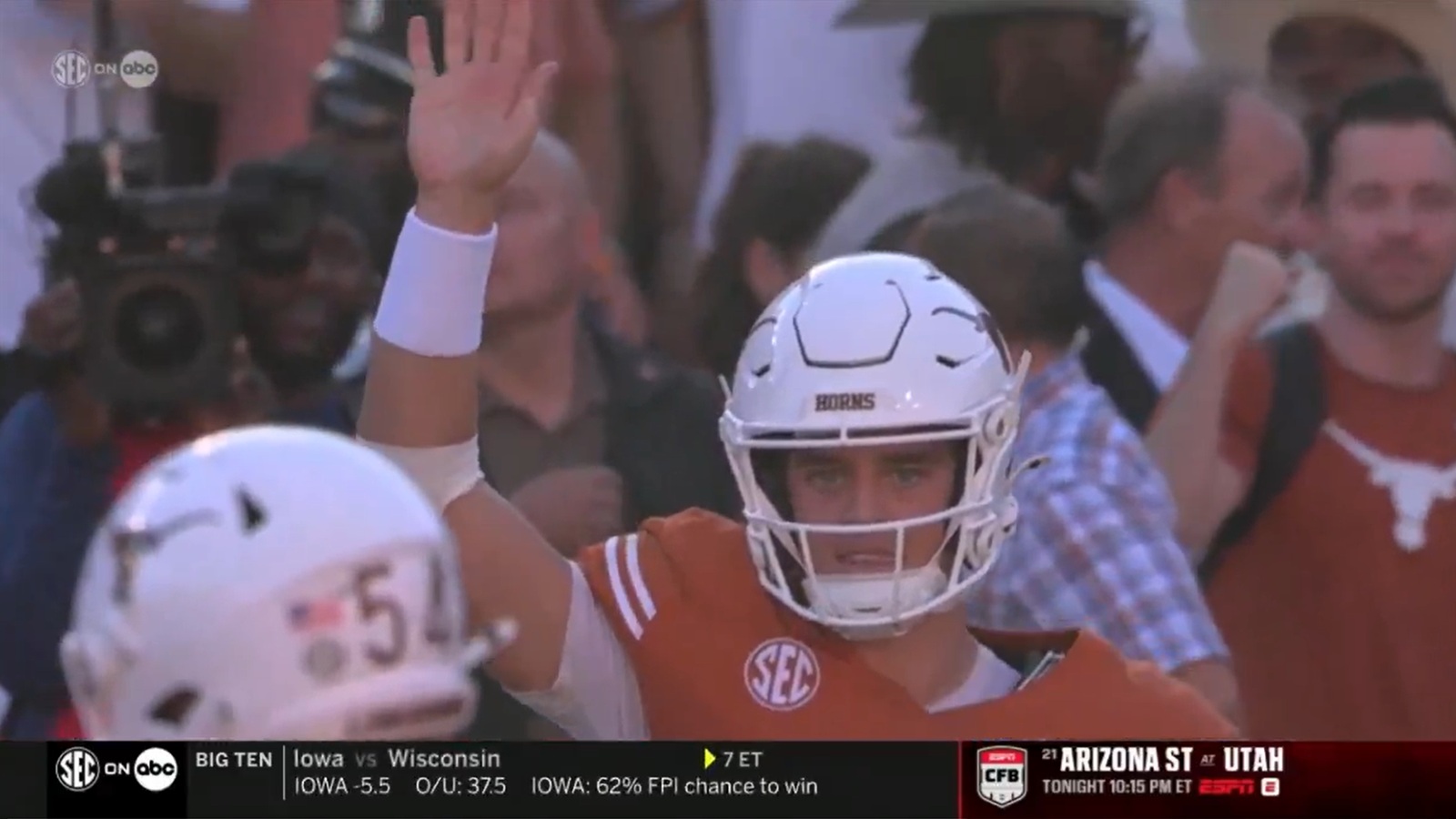 Arch Manning waving to Oklahoma fans