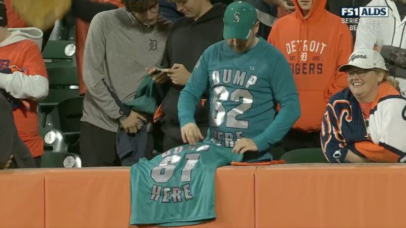Cal Raleigh fan wearing a "Dump Here" shirt after catching the Mariners star's 61st home run