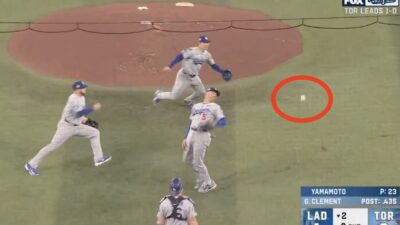 Freddie Freeman misses a catch in World Series Game 2