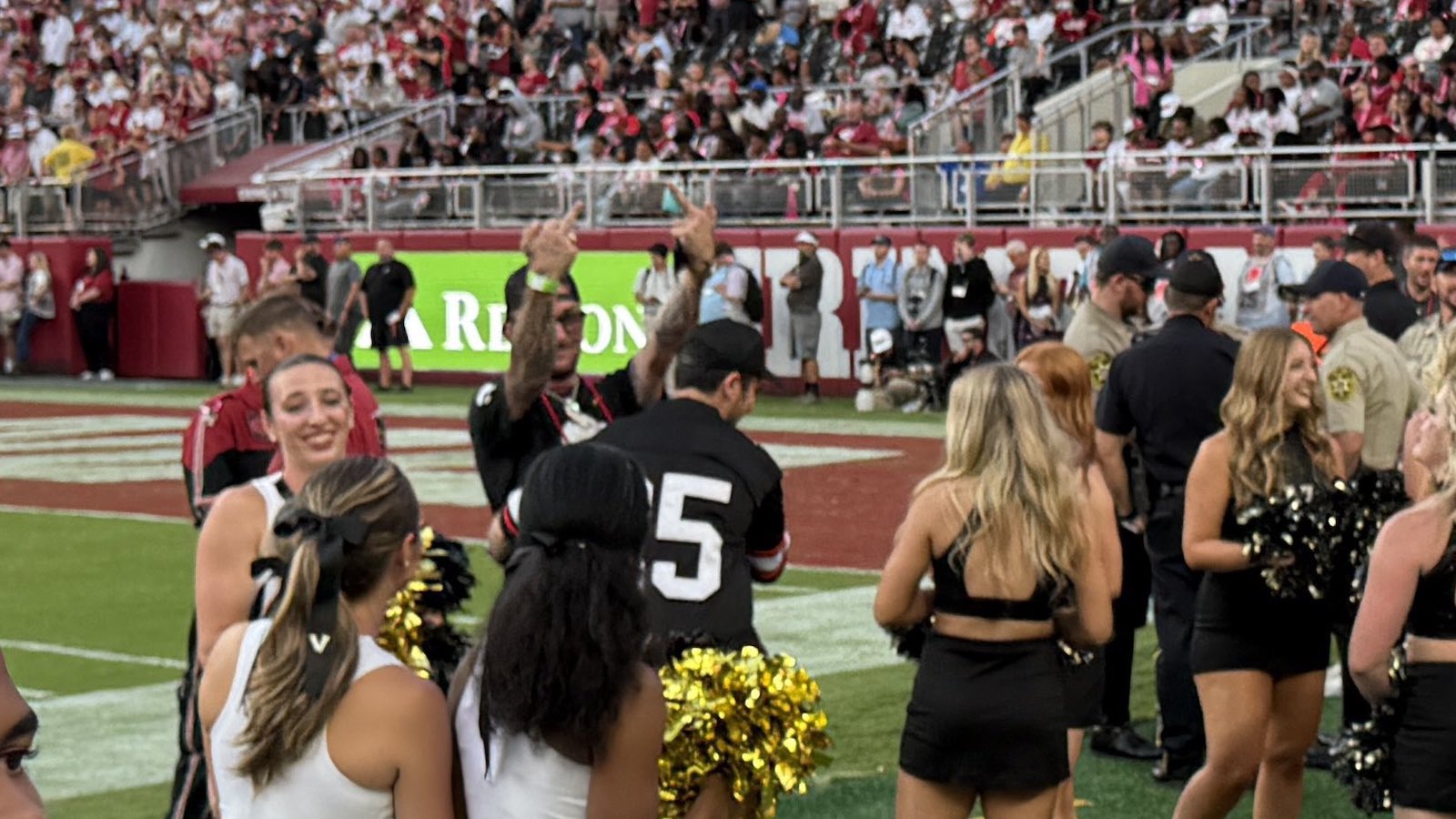 Johnny Manziel flipping Alabama fans the bird