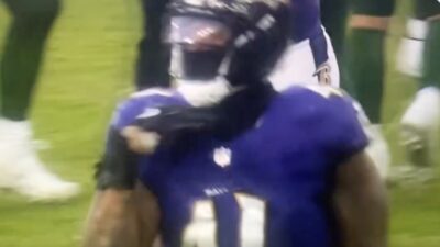 Dre'Mont Jones makes a gesture