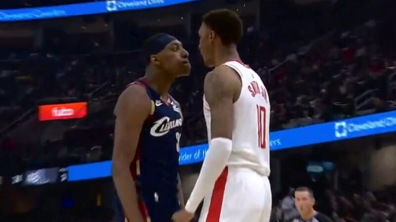 Jabari Smith Jr. talking to Nae'Qwan Tomlin