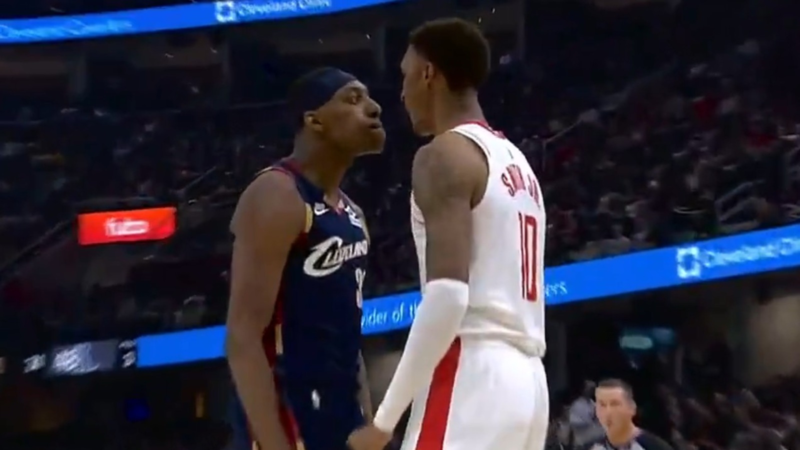 Jabari Smith Jr. talking to Nae'Qwan Tomlin