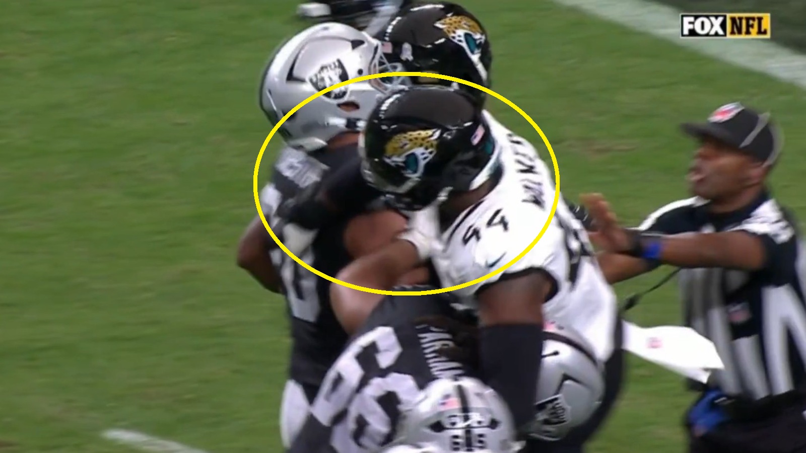 Travon Walker punching an opponent