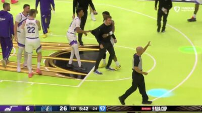 Jazz coach Will Hardy berates referee Jacyn Goble