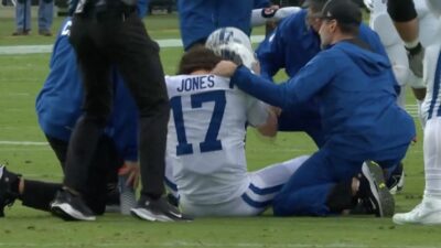 Daniel Jones suffers an injury