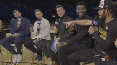 Jalen Brunson pointing at Dirk Nowitzki