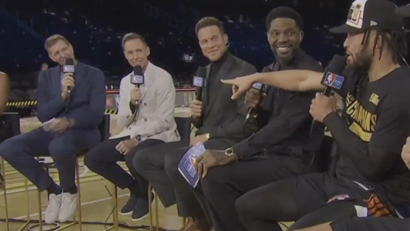 Jalen Brunson pointing at Dirk Nowitzki