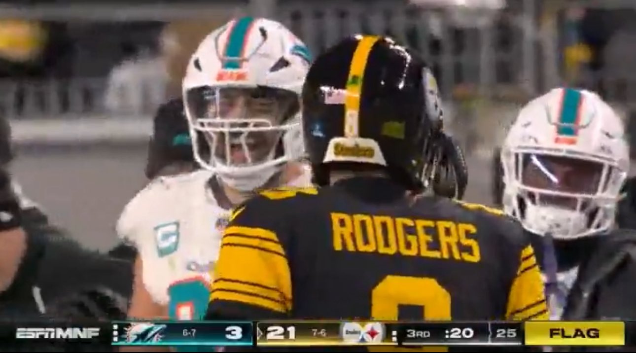 Steelers QB Aaron Rodgers talking trash to Dolphins players