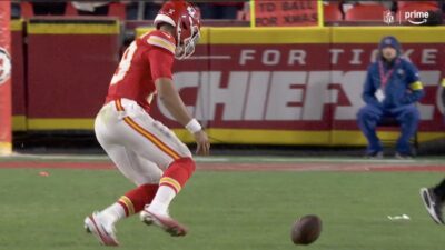 Chiefs QB Chris Oladokun fumbles