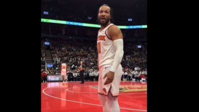 Jalen Brunson talking to a fan