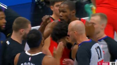 Kevin Durant pointing at Bruce Brown