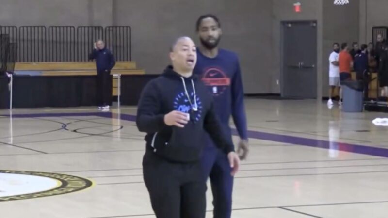 Tyronn Lue talking trash to Chris Paul during a Clippers practice