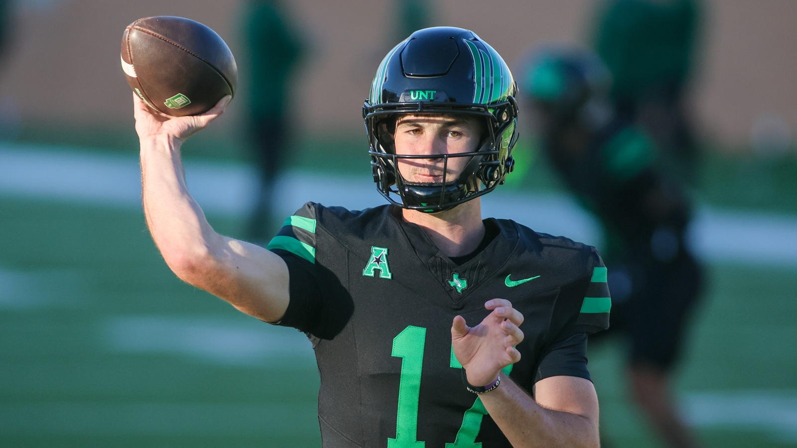 Drew Mestemaker throwing a football
