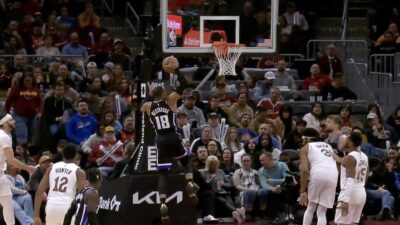 Kings guard Russell Westbrook going up for a dunk