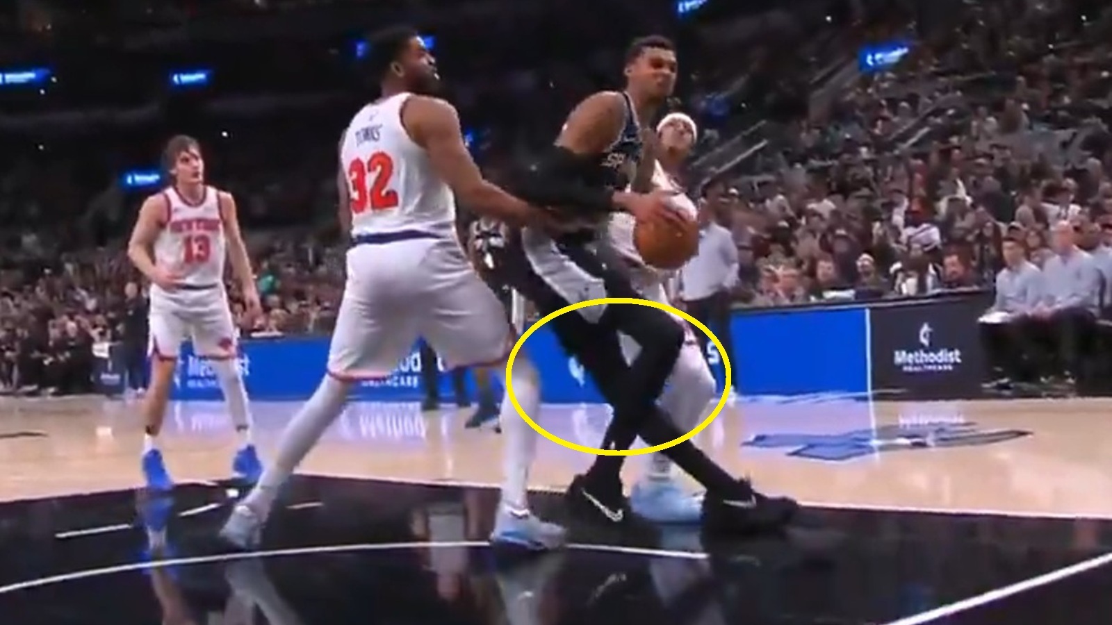 Victor Wembanyama twisting his left knee