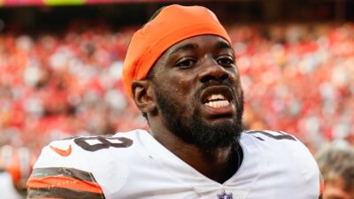 Jeremiah Owusu-Koramoah without a helmet