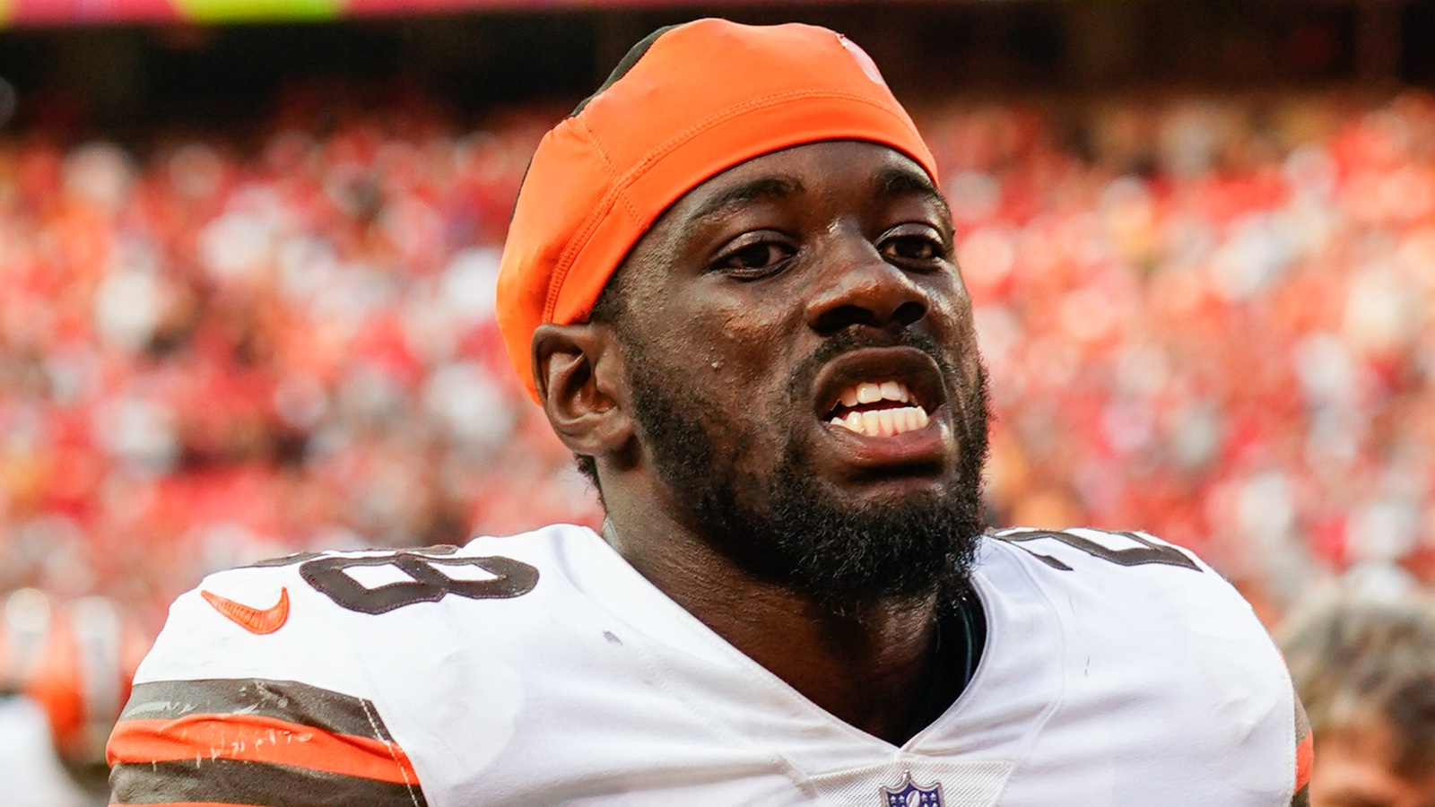 Jeremiah Owusu-Koramoah without a helmet