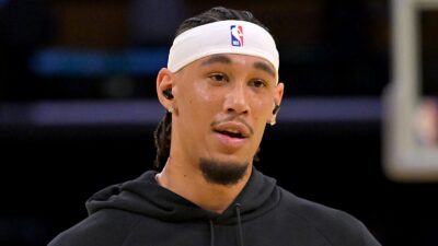 Jaxson Hayes warming up for the Lakers