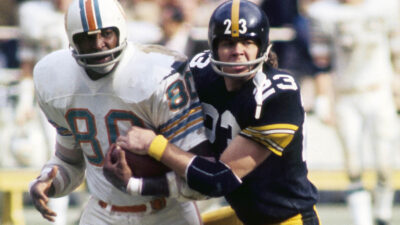 Steelers safety Mike Wagner battling for position against against Miami Dolphins tight end Marv Flemming