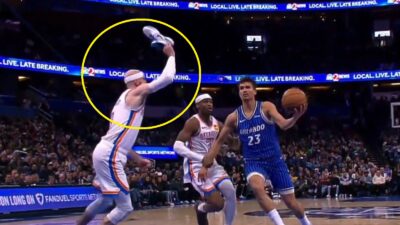 Alex Caruso holding his shoe