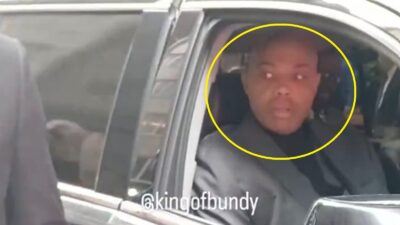 Charles Barkley looking at a fan