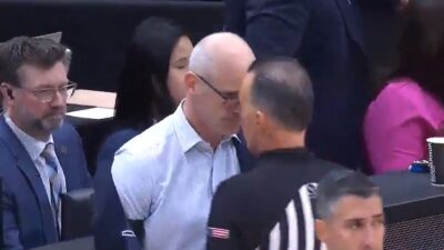 Dan Hurley squaring up a referee