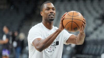 Harrison Barnes shooting the ball