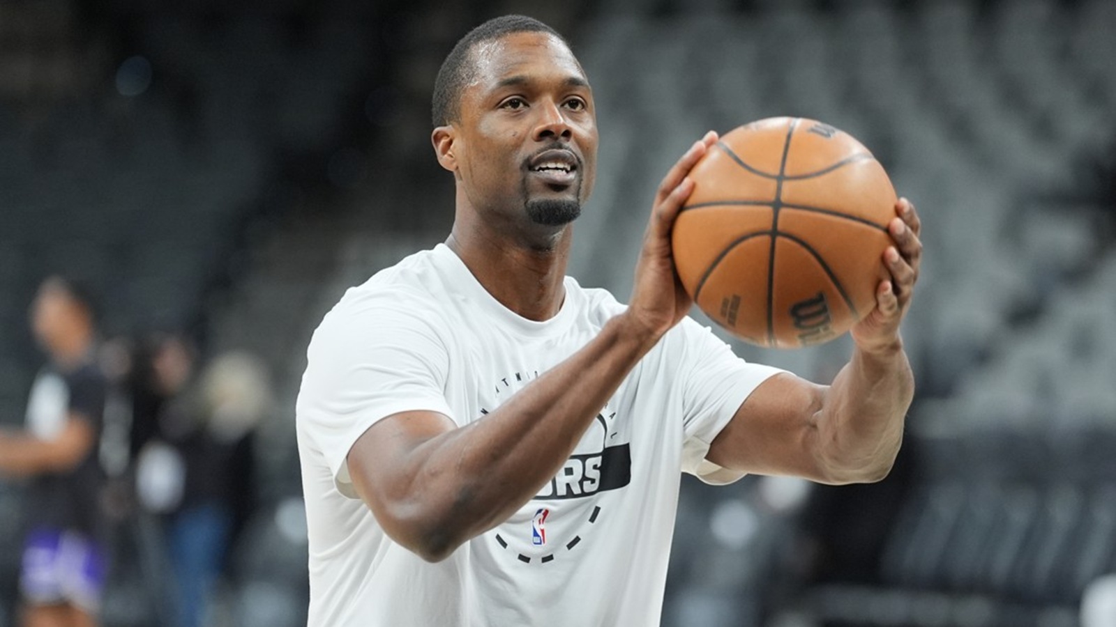 Harrison Barnes shooting the ball