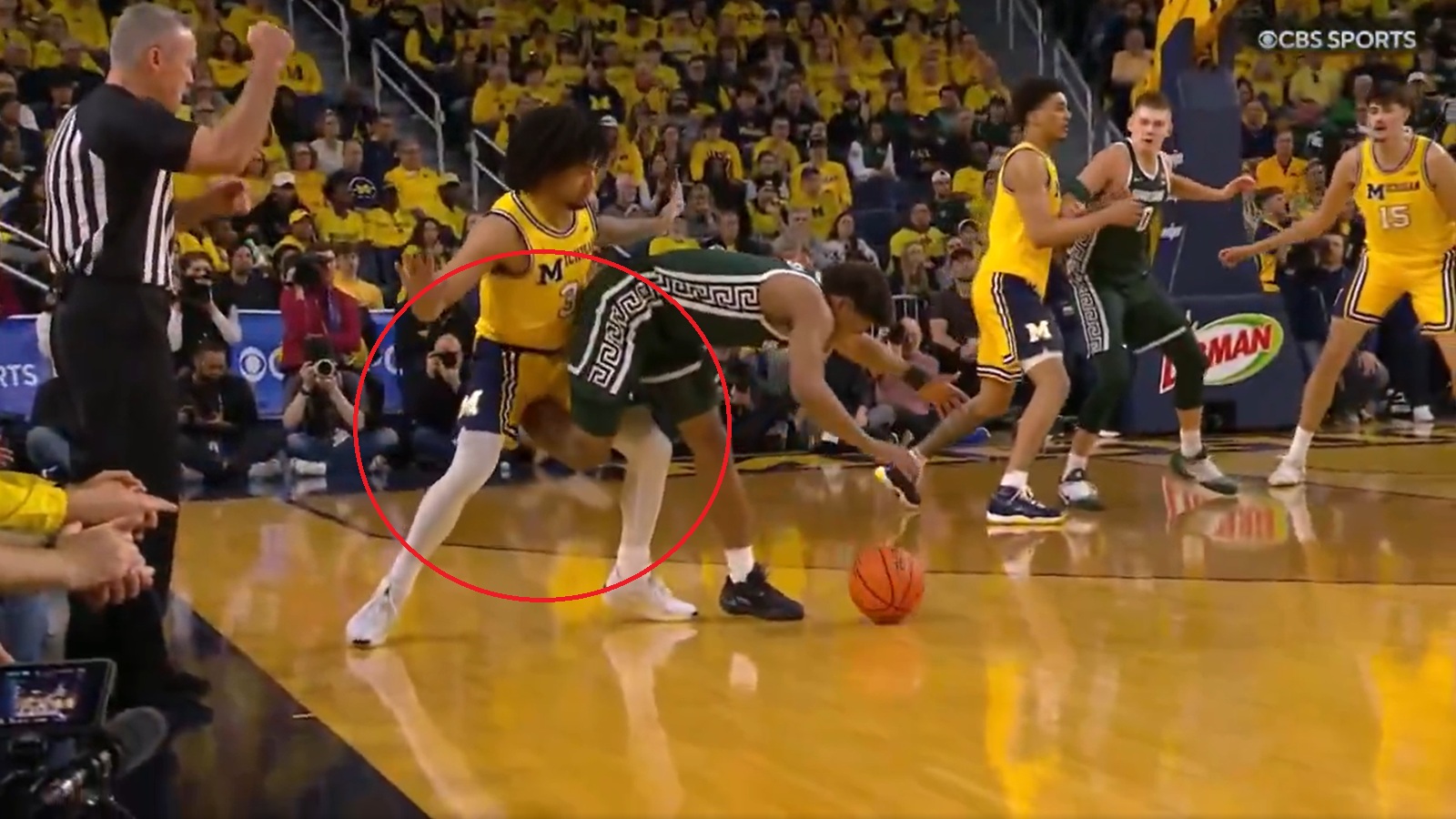 Jeremy Fears kicking an opponent