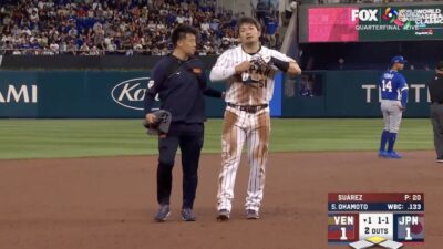 Seiya Suzuki walking off a Japan-Venezuela WBC game due to injury