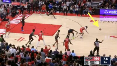 Zion Williamson throws a bad pass during Rockets-Pelicans game