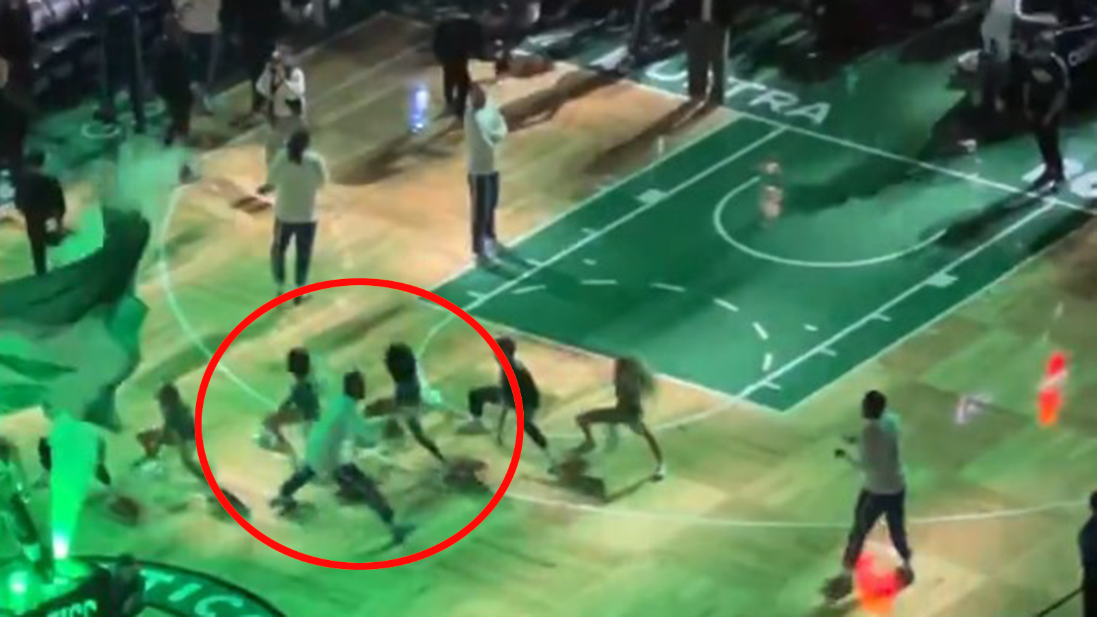 Video: Cheerleaders get caught in awkward situation with 76ers players