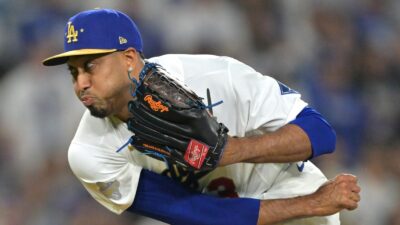 Edwin Diaz throwing a pitch