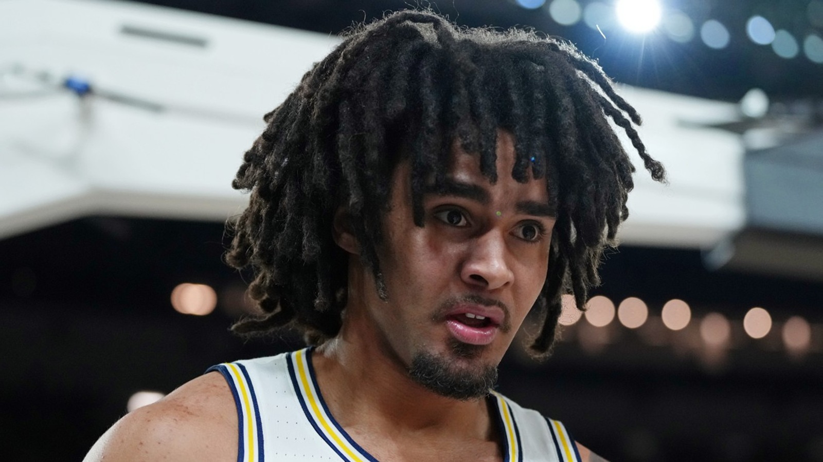 Elliot Cadeau looking on