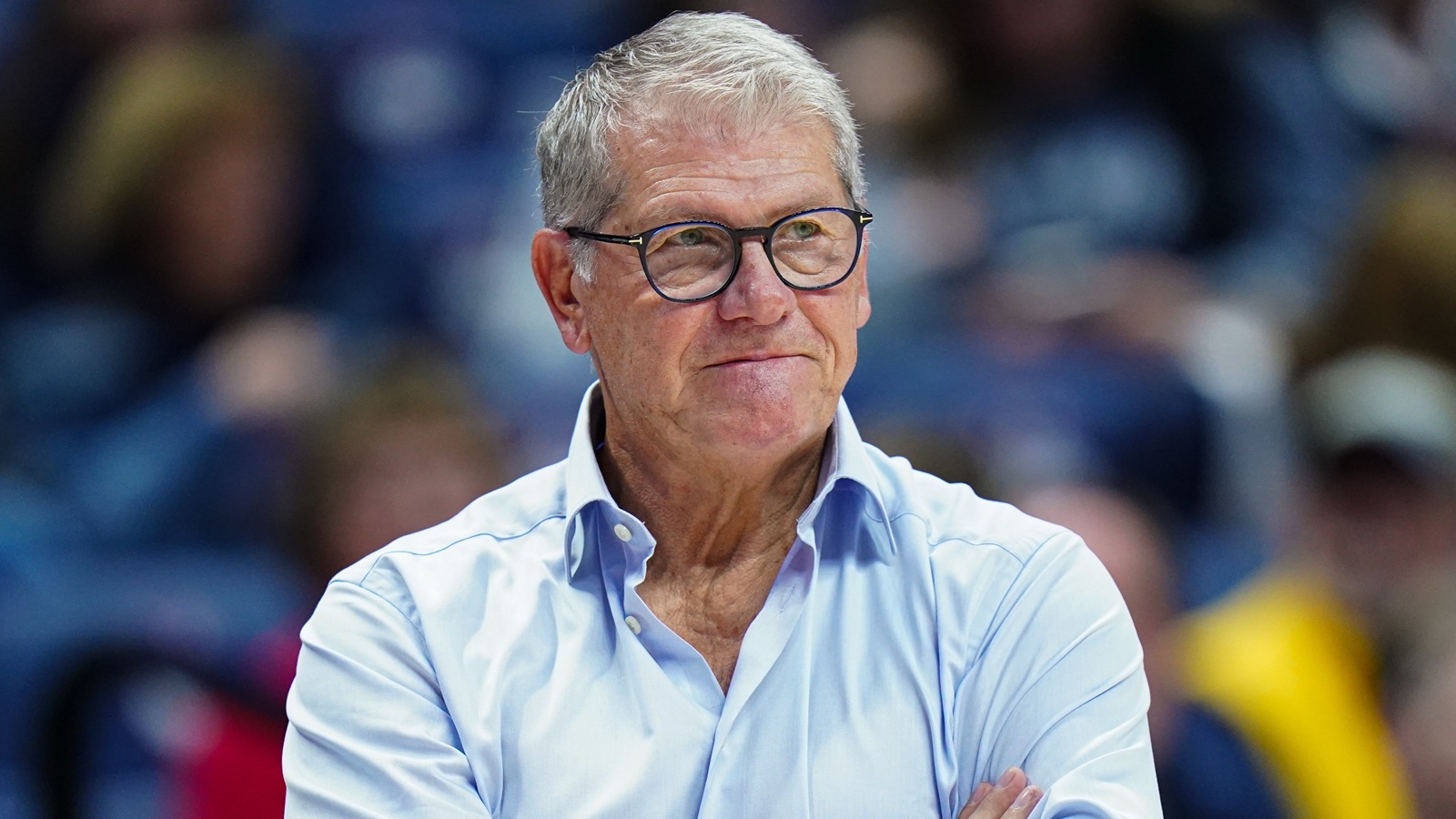 Geno Auriemma coaching a game