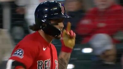 Jarren Duran flashing the middle finger