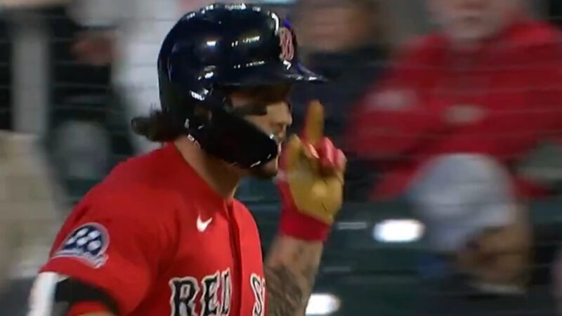 Jarren Duran flashing the middle finger